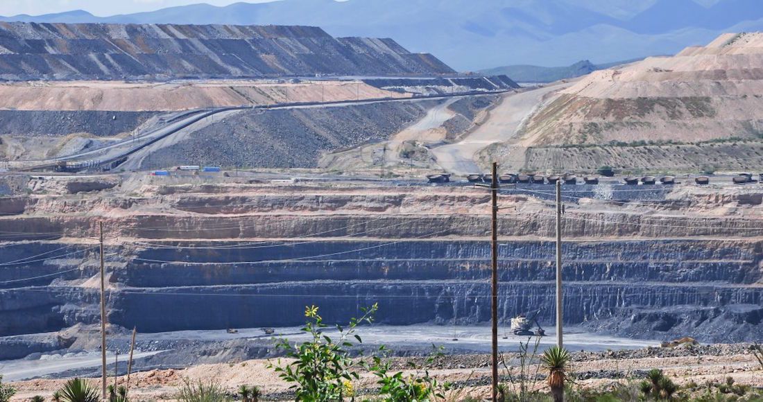 MAZAPIL, ZACATECAS, 06OCTUBRE2016.- Mina Peñasquito considerada la más importante debido a su producción en América Latina suspendió sus actividades debido a que pobladores y transportistas se manifiestan bloqueando el acceso a trabajadores e insumos (más no la salida) debido al incumplimiento de compromisos adquiridos por parte de la empresa minera operada por GoldCorp. La Policía Estatal, Ministerial y Tránsito del Estado, realizó un operativo el martes pasado donde intentaron a los inconformes. FOTO: MISAEL VALTIERRA / CUARTOSCURO.COM