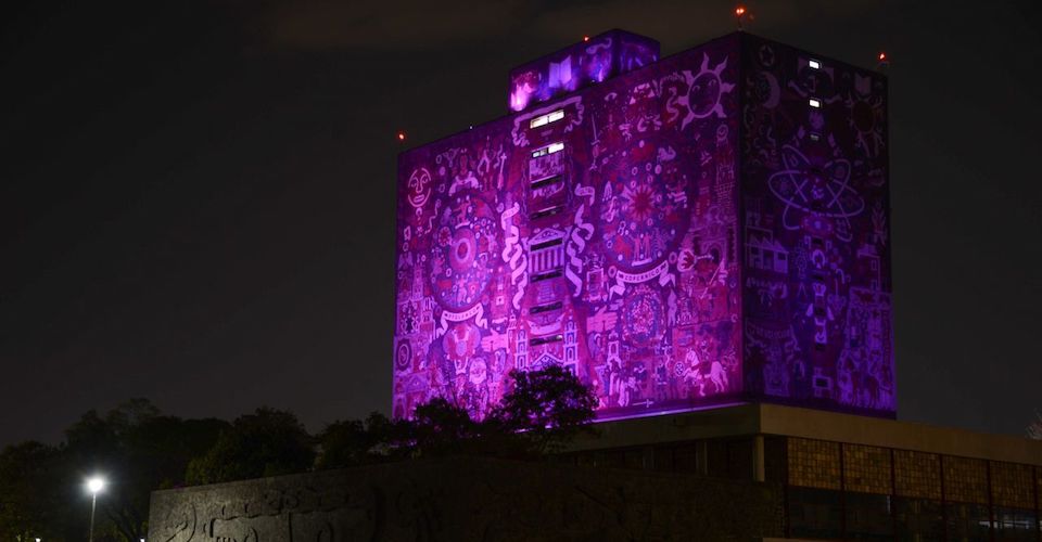 El edificio de la UNAM se ilumina de morado durante la noche de este domingo previo a la conmemoración del 8M.