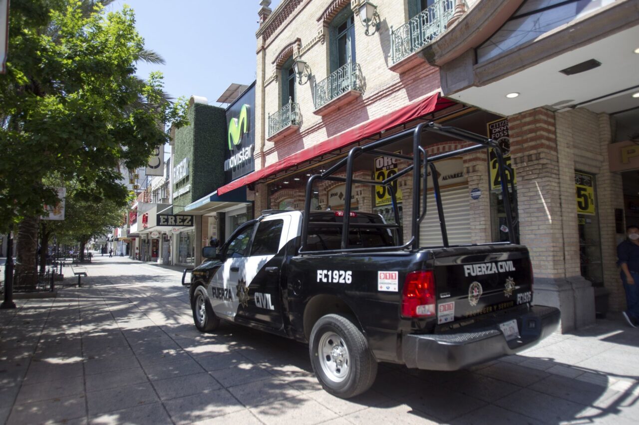 MONTERREY, NUEVO LEÓN, 25MARZO2020.- Elementos de Policía de Fuerza Civil de Nuevo León, recorren los paseos peatonales y comerciales del centro de la ciudad de Monterrey, invitando a los ciudadanos a retirarse a sus casas para prevenir contagios de coronavirus Covid-19. Hasta el 25 de marzo, existen 57 casos confirmados en el estado.FOTO: GABRIELA PÉREZ MONTIEL / CUARTOSCURO.COM