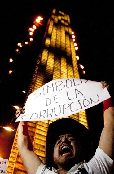 DETENIDO-Estela-de-luz-2.jpg