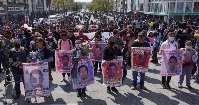 AMLO y 43 01